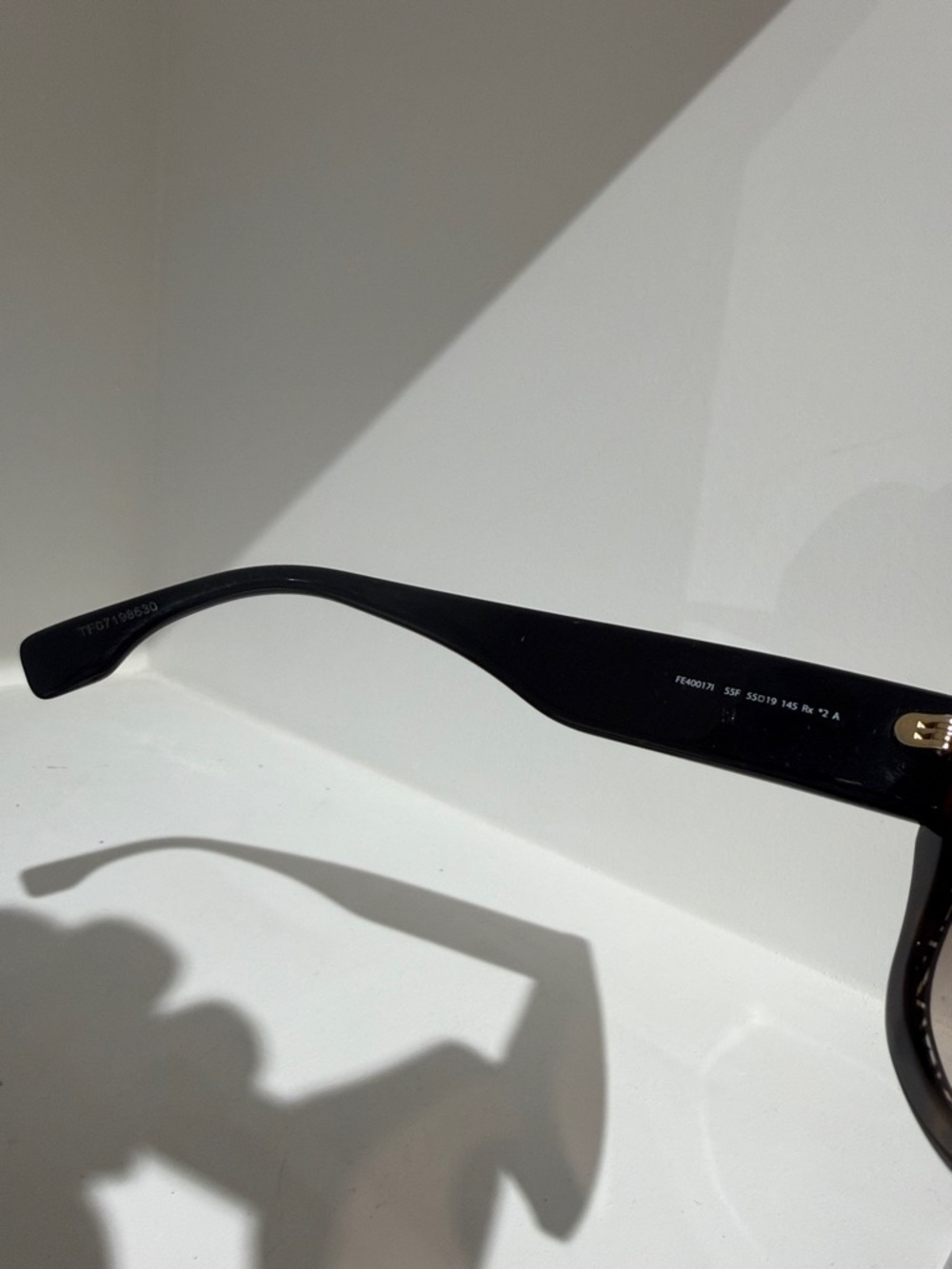 Fendi Logo Sunglasses - Picture 5 of 5